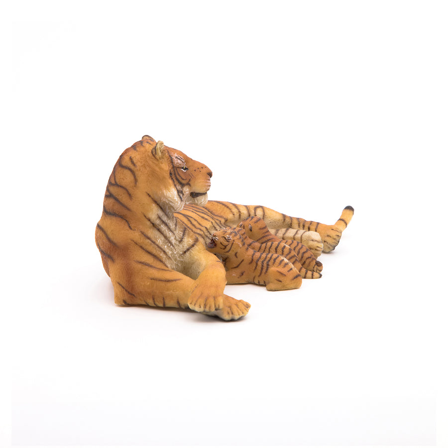 Figurine Tigresse couchée allaitant Papo en PVC, thème félins, Collection Animaux sauvages, jouet éducatif idéal pour enfants et collectionneurs